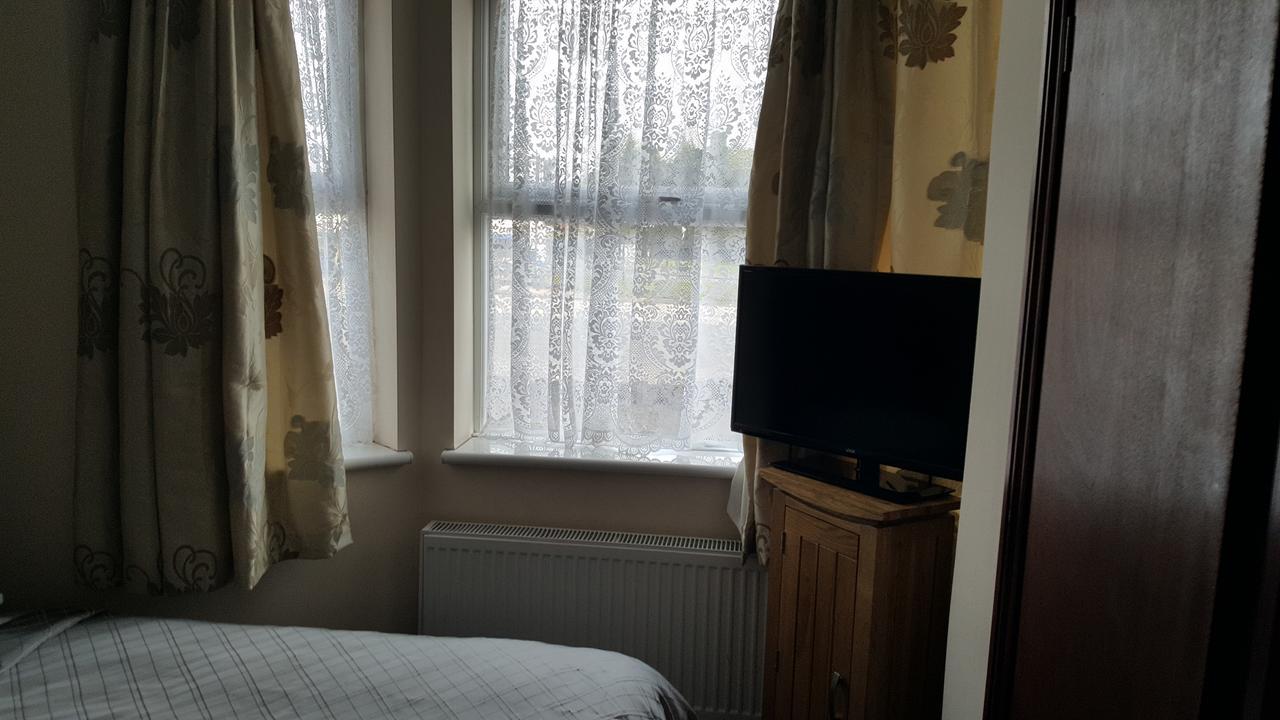 Airport Guest House Слау Экстерьер фото