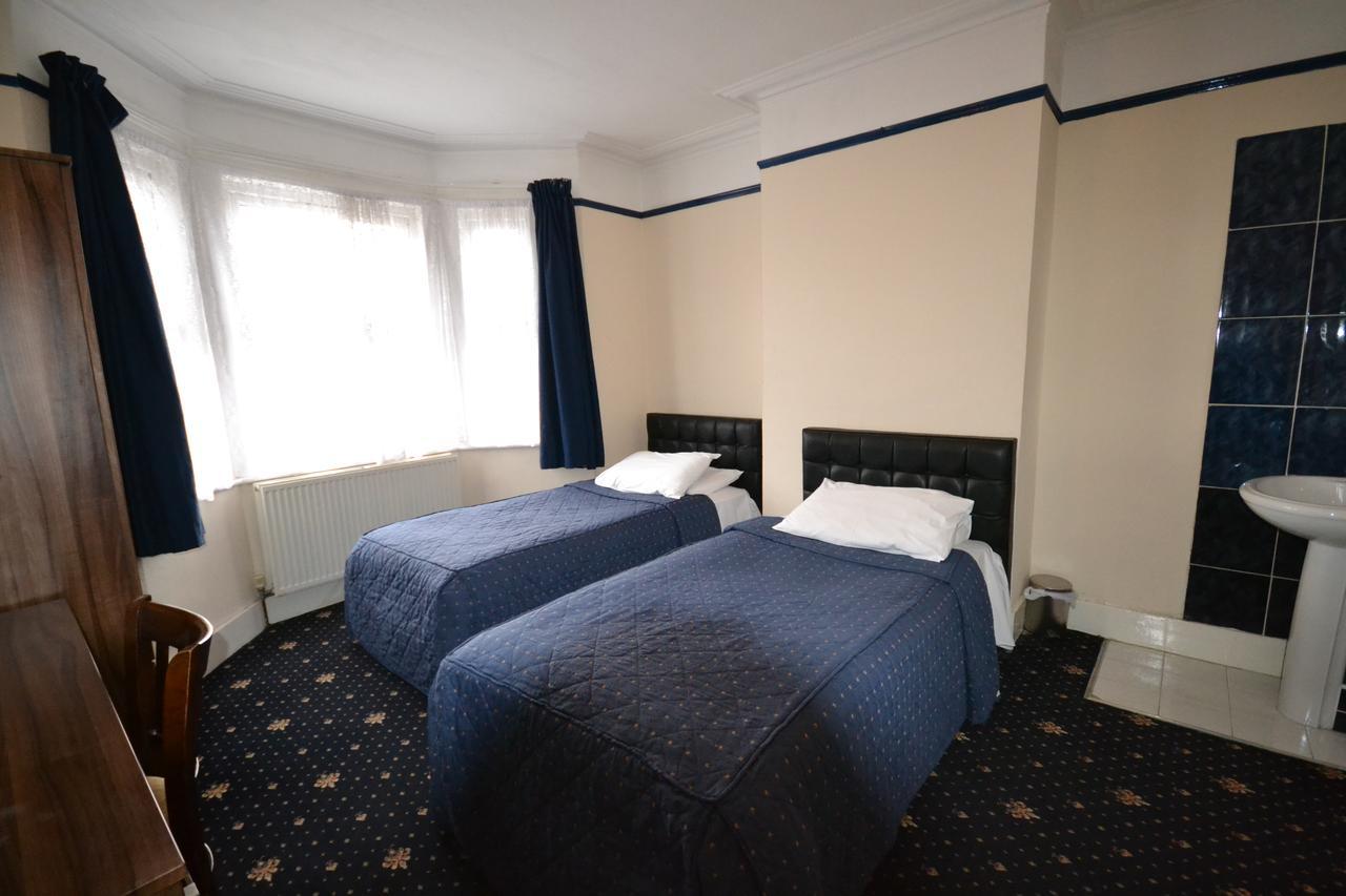 Airport Guest House Слау Экстерьер фото