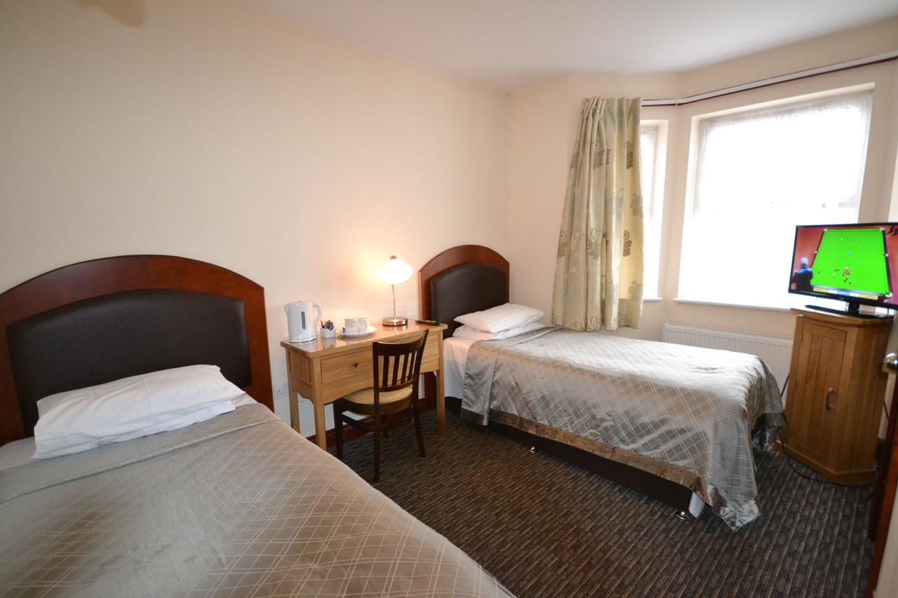 Airport Guest House Слау Экстерьер фото