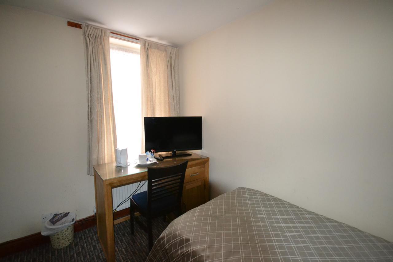 Airport Guest House Слау Экстерьер фото