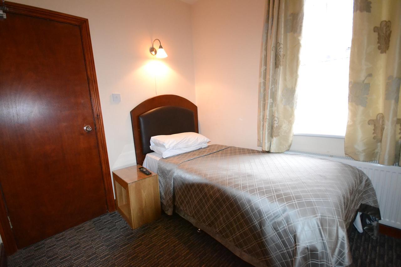 Airport Guest House Слау Экстерьер фото