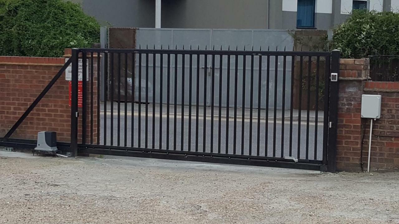 Airport Guest House Слау Экстерьер фото