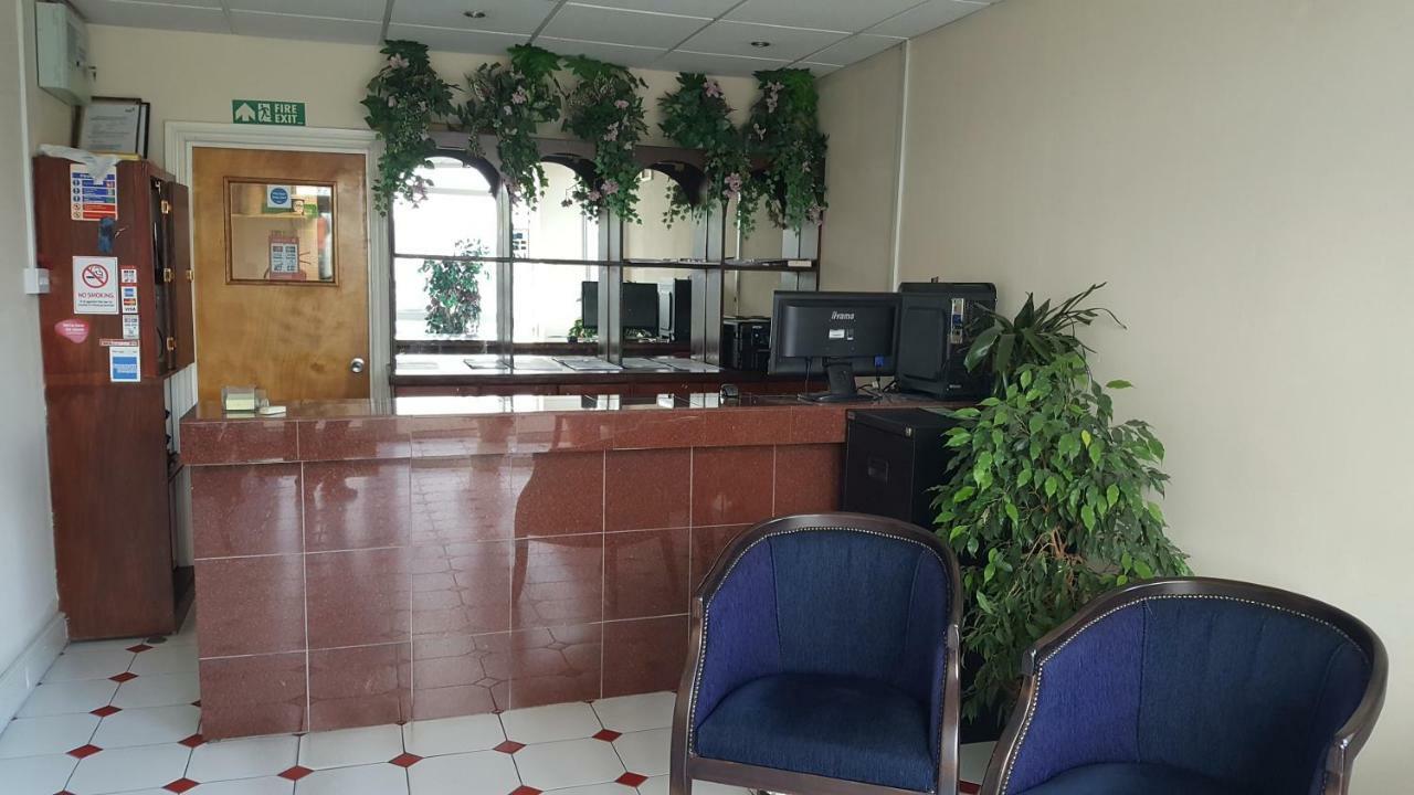 Airport Guest House Слау Экстерьер фото